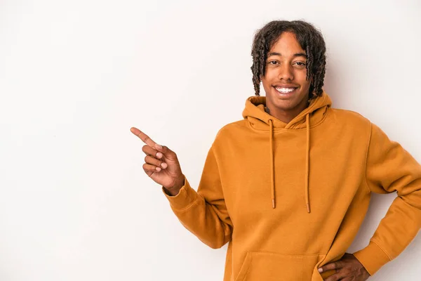 Junger Afrikanisch Amerikanischer Mann Isoliert Auf Weißem Hintergrund Lächelt Fröhlich — Stockfoto