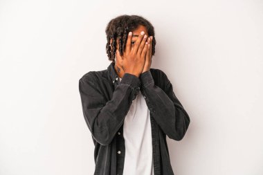 Genç Afrikalı Amerikalı adam beyaz arka planda izole edilmiş. Korkmuş ve gergin parmaklarıyla göz kırp..