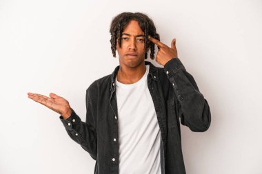 Beyaz arka planda izole edilmiş genç bir Afrikalı Amerikalı işaret parmağıyla hayal kırıklığı jesti yapıyor..