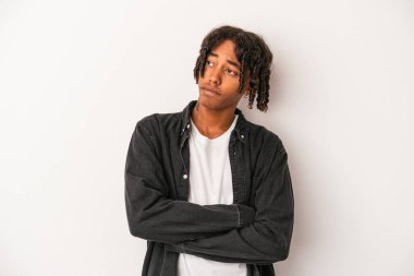 Genç Afrikalı Amerikalı adam beyaz arka planda izole edilmiş hedeflerine ve amaçlarına ulaşma hayali kuruyor.