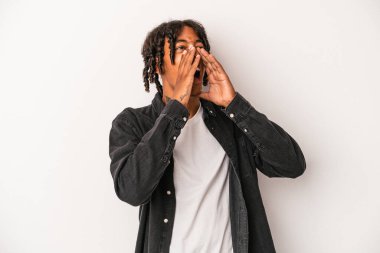 Beyaz arka planda izole edilmiş genç Afrikalı Amerikalı adam heyecanlı bir şekilde bağırıyor..