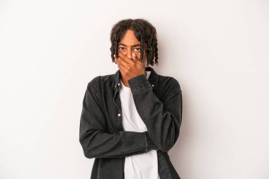 Genç Afrikalı Amerikalı adam beyaz arka planda izole edilmiş korkmuş ve korkmuş..