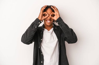 Genç Afro-Amerikalı adam beyaz arka planda izole edilmiş. Heyecanlı..