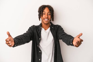 Beyaz arka planda izole edilmiş genç bir Afrikalı Amerikalı hoş bir ifade sergiliyor..