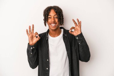 Genç Afrikalı Amerikalı adam beyaz arka planda izole edildi. Neşeli ve kendinden emin..