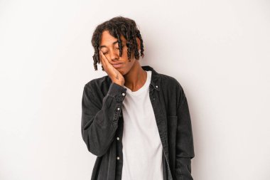 Beyaz arka planda izole edilmiş, sıkılmış, yorgun ve dinlenmeye ihtiyacı olan genç Afrikalı Amerikalı bir adam..