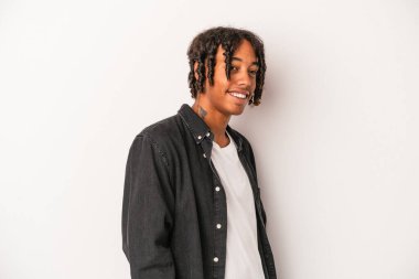 Genç Afro-Amerikalı adam beyaz arka planda izole edilmiş. Kendine güvenen, kalçaları tutan..