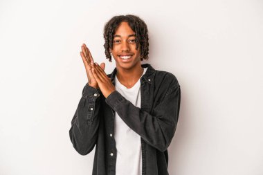 Genç Afrikalı Amerikalı adam beyaz arka planda izole edilmiş enerjik ve rahat hissediyor, kendinden emin ellerini ovuşturuyor..