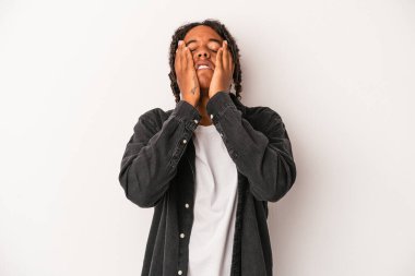 Genç Afrikalı Amerikalı, beyaz arka planda yalnız başına sızlanıyor ve ağlıyordu..