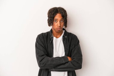 Beyaz arka planda izole edilmiş genç Afrikalı Amerikalı adam tekrarlanan bir görevden bıktı..
