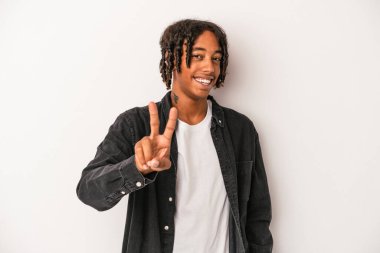 Genç Afrikalı Amerikalı adam beyaz arka planda izole edilmiş. İki numarayı parmaklarıyla gösteriyor..