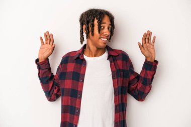 Genç Afro-Amerikan bir adam beyaz arka planda izole edildi. Olası bir tehlike nedeniyle şok oldu.