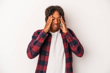 Beyaz arka planda izole edilmiş, başı ağrıyan, yüzüne dokunan genç bir Afrikalı Amerikalı..