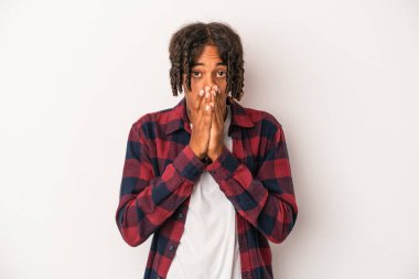 Genç Afrikalı Amerikalı adam beyaz arka planda izole edilmiş ağzı kapalı ve elleri endişeli görünüyor..