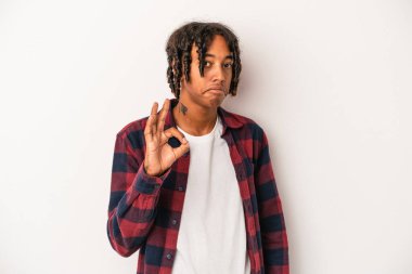 Beyaz arka planda izole edilmiş genç bir Afrikalı Amerikalı göz açıp kapayıncaya kadar iyi bir jest yapıyor..