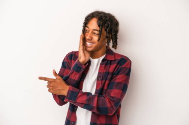 Genç Afrikalı Amerikalı bir adam beyaz arka planda izole edilmiş. Dedikodu yapıyor, bir şeyleri bildiriyor..