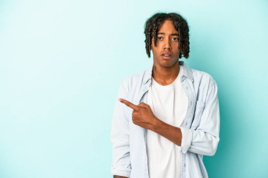 Genç Afro-Amerikan adam mavi arka planda izole edildi.