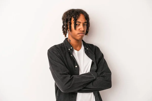 Jeune Homme Afro Américain Isolé Sur Fond Blanc Fronçant Les — Photo