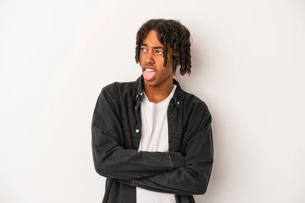 Junger Afrikanisch Amerikanischer Mann Isoliert Auf Weißem Hintergrund Lustig Und — Stockfoto