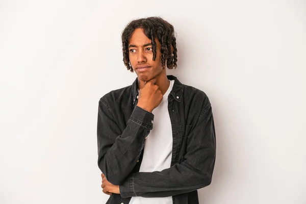 Beyaz Arka Planda Izole Edilmiş Genç Afrikalı Amerikalı Bir Adam — Stok fotoğraf