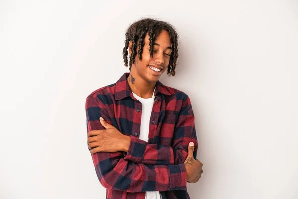 Junge Afrikanisch Amerikanische Mann Isoliert Auf Weißem Hintergrund Lachen Und — Stockfoto