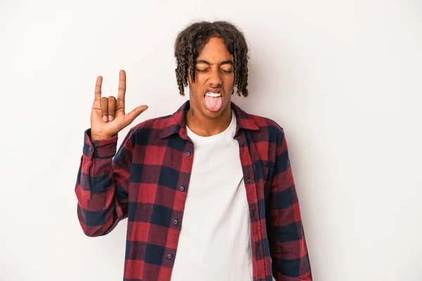 Mladý Africký Američan Izolovaný Bílém Pozadí Ukazující Rockové Gesto Prsty — Stock fotografie