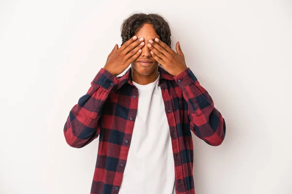 Giovane Uomo Afroamericano Isolato Sfondo Bianco Spaventato Coprendo Gli Occhi — Foto Stock