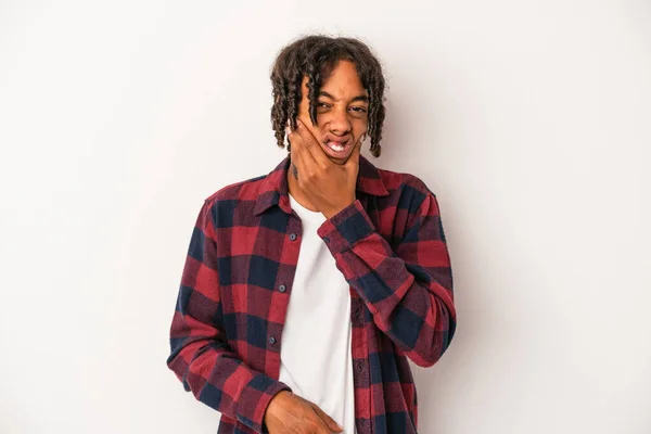 Junger Afrikanisch Amerikanischer Mann Isoliert Auf Weißem Hintergrund Mit Starken — Stockfoto