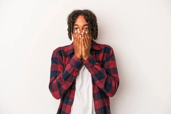 Junge Afrikanisch Amerikanische Mann Isoliert Auf Weißem Hintergrund Schockiert Mund — Stockfoto