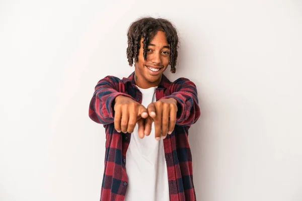 Fiatal Afro Amerikai Férfi Elszigetelt Fehér Háttér Mutatva Előre Ujjaival — Stock Fotó