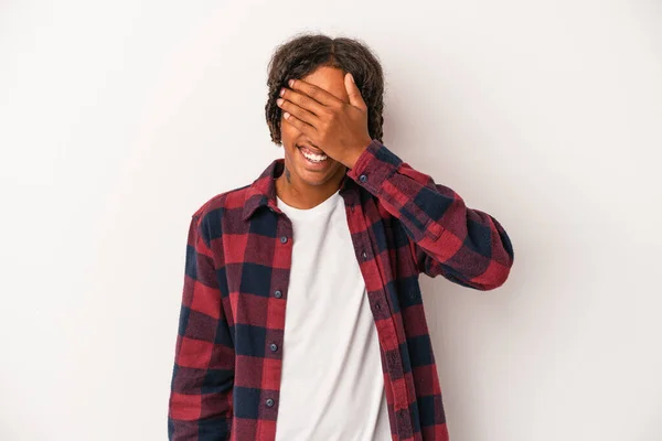Молодий Афроамериканець Ізольований Білому Фоні Закриває Очі Руками Посміхається Чекаючи — стокове фото