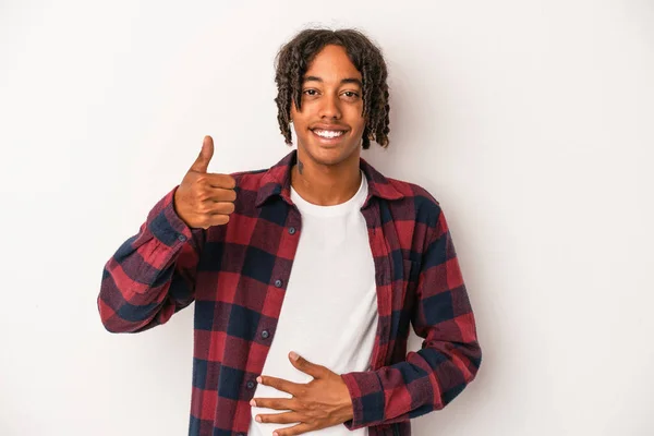 Joven Afroamericano Aislado Sobre Fondo Blanco Toca Barriga Sonríe Suavemente —  Fotos de Stock
