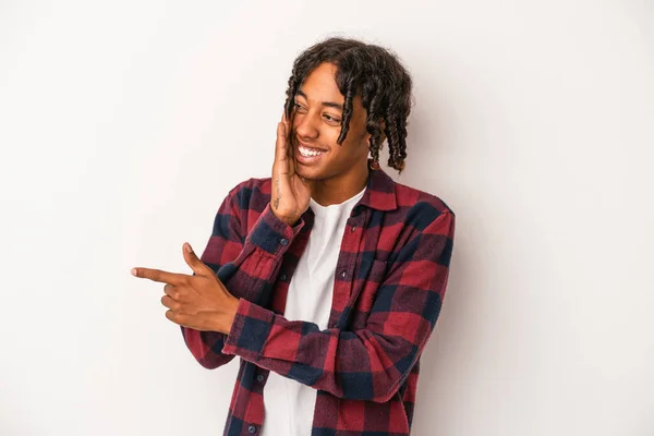 Jovem Afro Americano Isolado Fundo Branco Dizendo Uma Fofoca Apontando — Fotografia de Stock