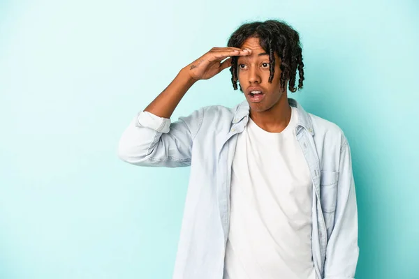 Junger Afrikanisch Amerikanischer Mann Isoliert Auf Blauem Hintergrund Der Weit — Stockfoto