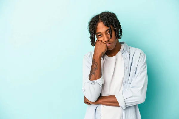 Jonge Afro Amerikaanse Man Geïsoleerd Blauwe Achtergrond Die Zich Verdrietig — Stockfoto