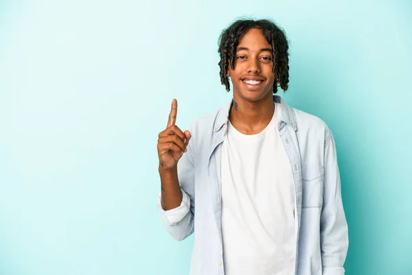 Jovem Afro Americano Isolado Fundo Azul Mostrando Número Com Dedo — Fotografia de Stock