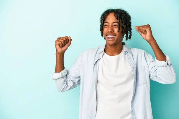 Young African American Man Isolated Blue Background Raising Fist Victory — Stock Photo, Image