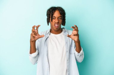 Genç Afrikalı Amerikalı adam mavi arka planda izole edilmiş öfkeyle bağırıyor..