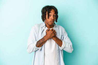 Genç Afrikalı Amerikalı adam mavi arka planda izole edilmiş korkmuş ve korkmuş..
