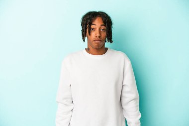 Genç Afrikalı Amerikalı adam mavi arka planda izole edilmiş üzgün, ciddi yüzlü, mutsuz ve hoşnutsuz..