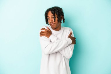 Genç Afrikalı Amerikalı adam mavi arka planda izole edilmiş, güler yüzlü ve mutlu..