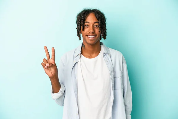 Jovem Afro Americano Isolado Fundo Azul Mostrando Sinal Vitória Sorrindo — Fotografia de Stock