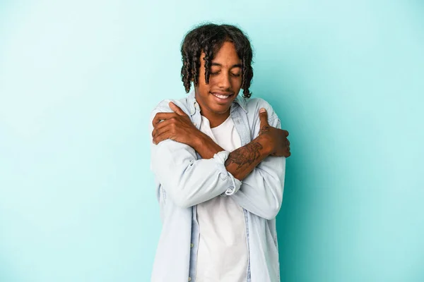 Junger Afrikanisch Amerikanischer Mann Isoliert Auf Blauem Hintergrund Umarmt Lächelt — Stockfoto