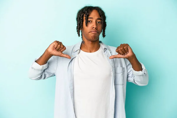 Young African American Man Isolated Blue Background Feels Proud Self — Stock Photo, Image