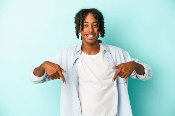 Молодий Афроамериканець Ізольований Синьому Фоні Вказує Пальцями Вниз Позитивним Почуттям — стокове фото