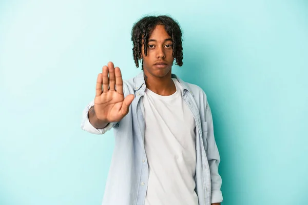 Junger Afrikanisch Amerikanischer Mann Isoliert Auf Blauem Hintergrund Stehend Mit — Stockfoto