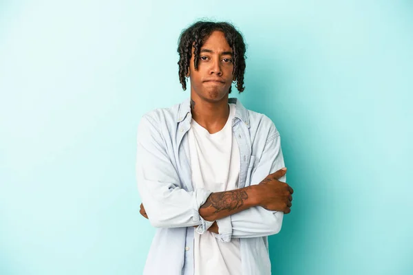 Junger Afrikanisch Amerikanischer Mann Isoliert Auf Blauem Hintergrund Runzelt Vor — Stockfoto