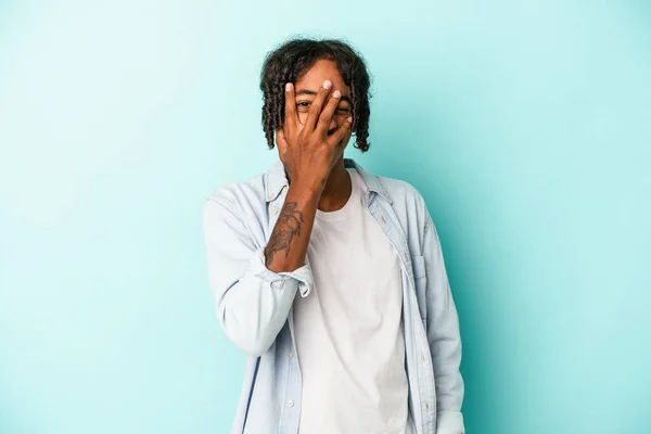 Ung Afrikansk Amerikansk Man Isolerad Blå Bakgrund Blinka Vid Kameran — Stockfoto