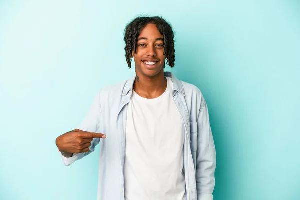 Joven Hombre Afroamericano Aislado Sobre Fondo Azul Persona Señalando Mano —  Fotos de Stock