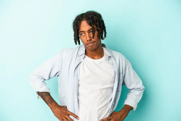 Joven Afroamericano Aislado Sobre Fondo Azul Confundido Siente Dudoso Inseguro — Foto de Stock